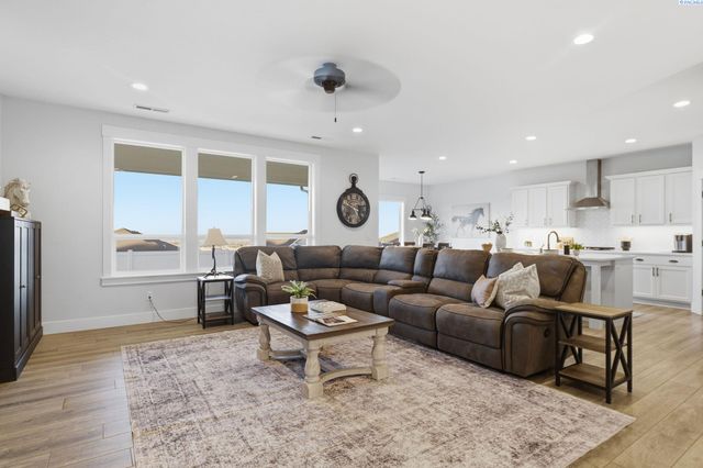 5622 W 41st Ave, Kennewick, WA 99338