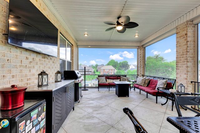 1012 Keeneland Dr, Gallatin, TN 37066