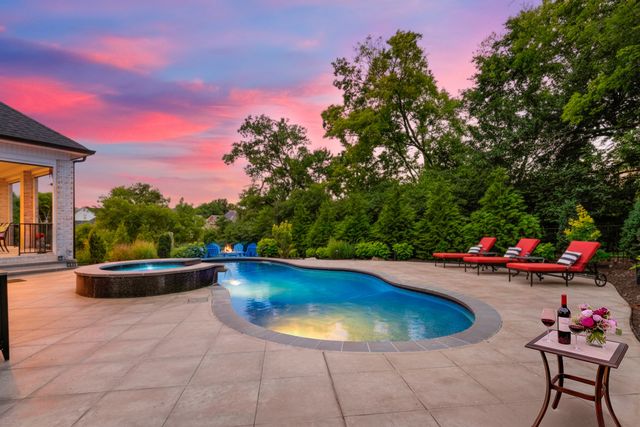 1012 Keeneland Dr, Gallatin, TN 37066