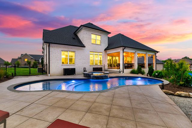 1012 Keeneland Dr, Gallatin, TN 37066
