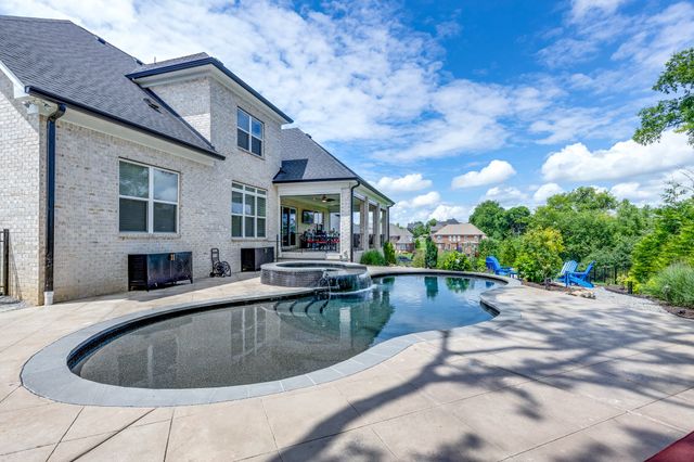 1012 Keeneland Dr, Gallatin, TN 37066