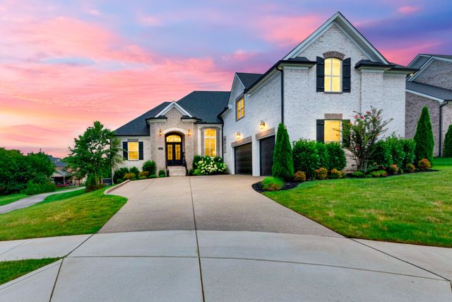 1012 Keeneland Dr, Gallatin, TN 37066