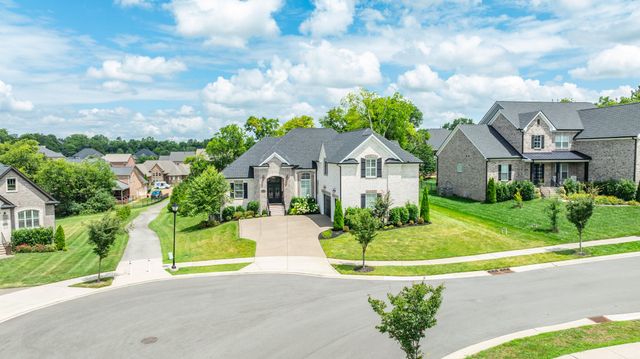 1012 Keeneland Dr, Gallatin, TN 37066