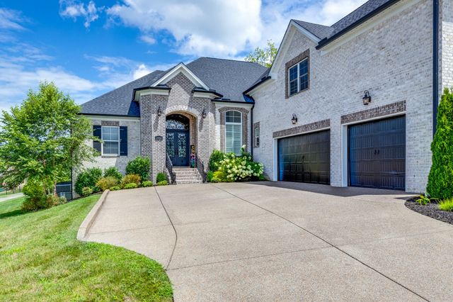 1012 Keeneland Dr, Gallatin, TN 37066