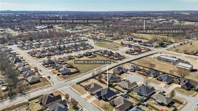 1406 N Latisha Lane, Siloam Springs, AR 72761