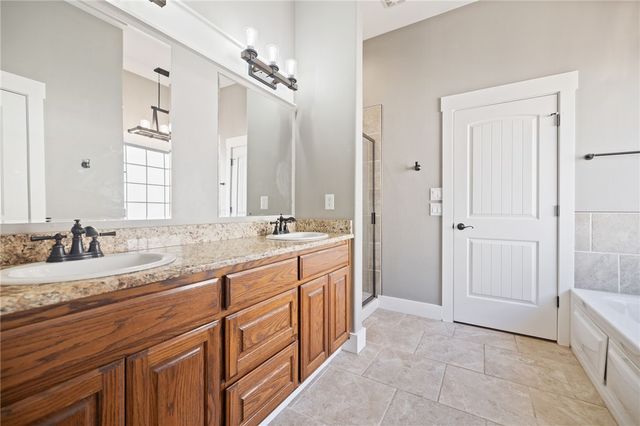 1406 N Latisha Lane, Siloam Springs, AR 72761