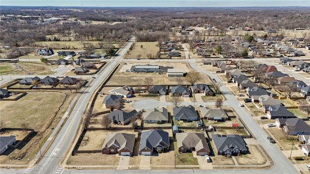 1406 N Latisha Lane, Siloam Springs, AR 72761