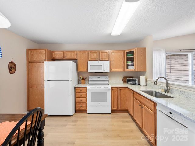 3901 Wood Duck Way, Hendersonville, NC 28792