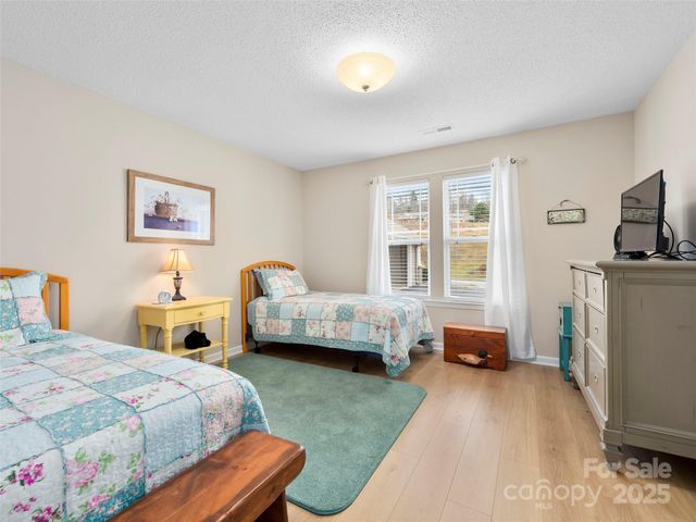 3901 Wood Duck Way, Hendersonville, NC 28792