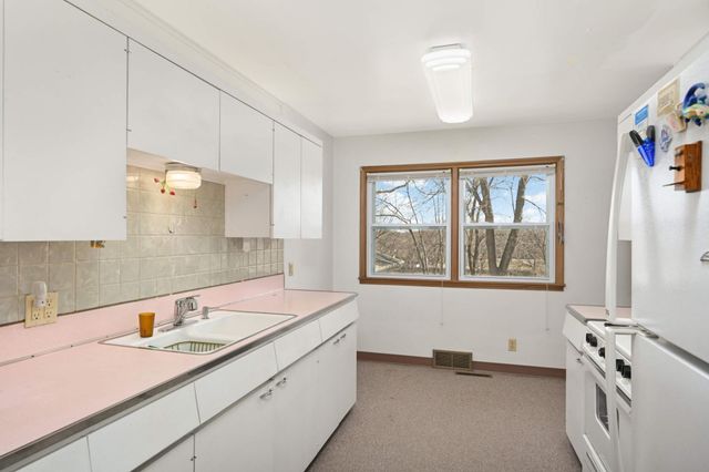 576 Lexington Parkway S, Saint Paul, MN 55116