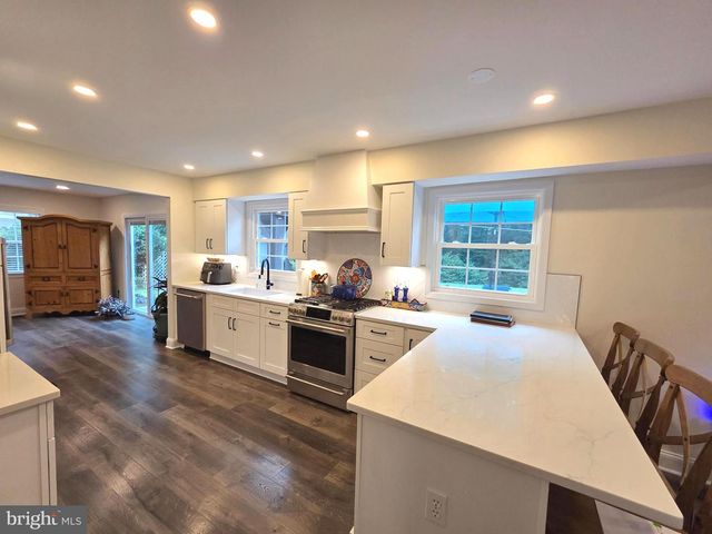 13036 MAPLE VIEW LN, Fairfax, VA 22033