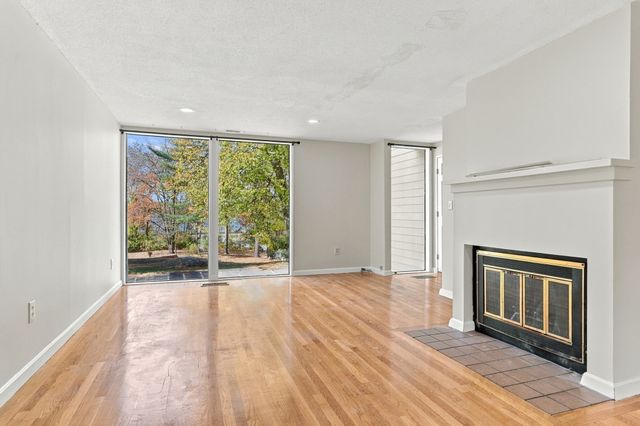 214 Meadows Edge 214, Acton, MA 01718