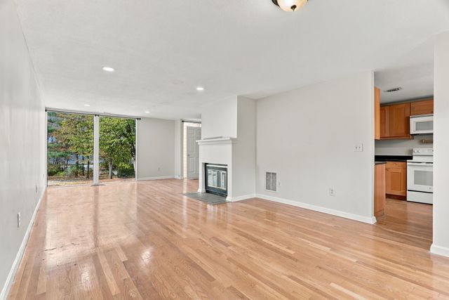 214 Meadows Edge 214, Acton, MA 01718