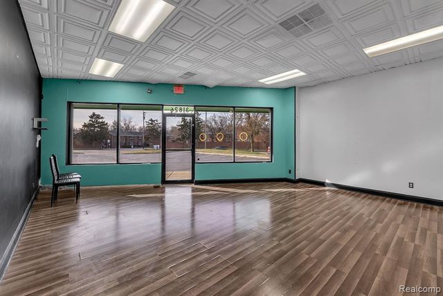 31822 Grand River Avenue, Farmington, MI 48336