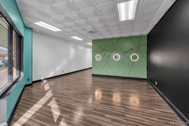 31822 Grand River Avenue, Farmington, MI 48336