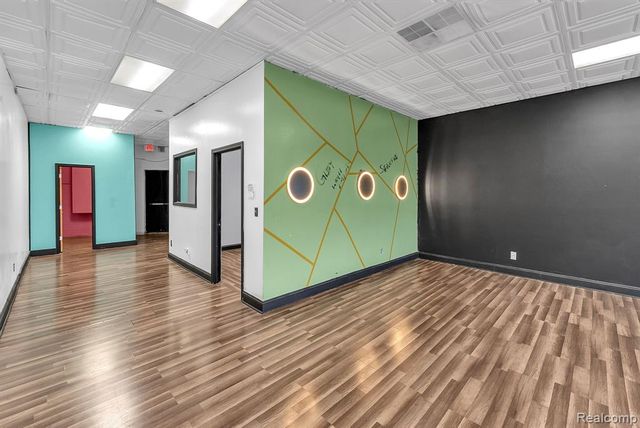 31822 Grand River Avenue, Farmington, MI 48336