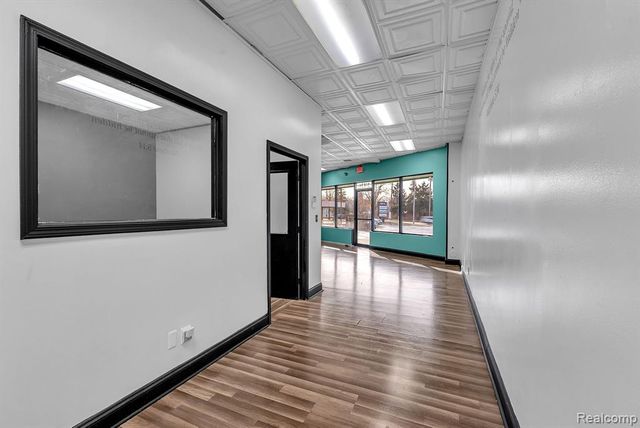 31822 Grand River Avenue, Farmington, MI 48336