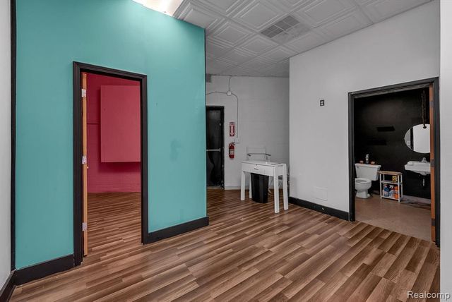 31822 Grand River Avenue, Farmington, MI 48336