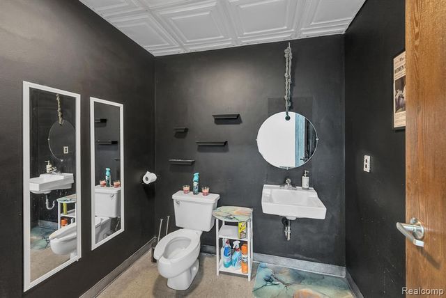 31822 Grand River Avenue, Farmington, MI 48336