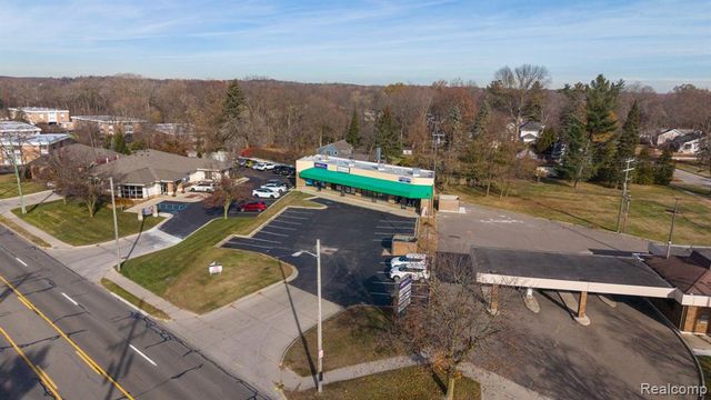 31822 Grand River Avenue, Farmington, MI 48336