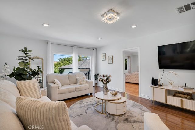 6954 Woodlake Avenue, West Hills, CA 91307
