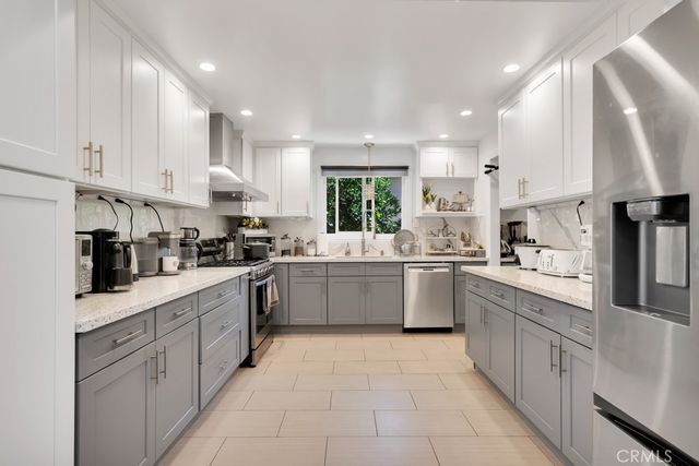 6954 Woodlake Avenue, West Hills, CA 91307