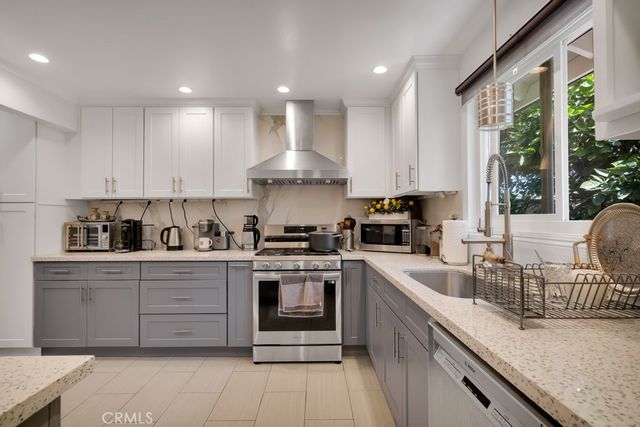 6954 Woodlake Avenue, West Hills, CA 91307