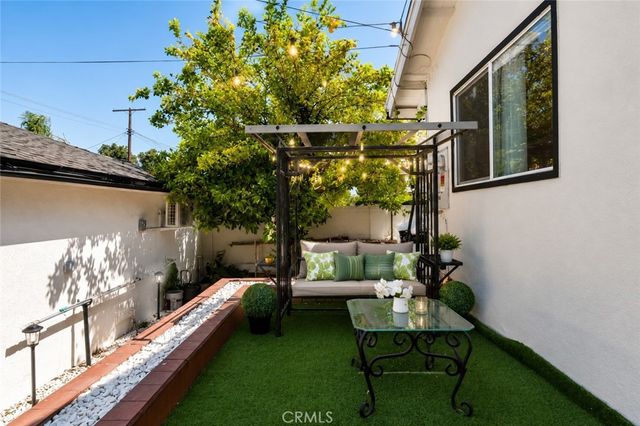 6954 Woodlake Avenue, West Hills, CA 91307