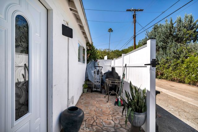6954 Woodlake Avenue, West Hills, CA 91307