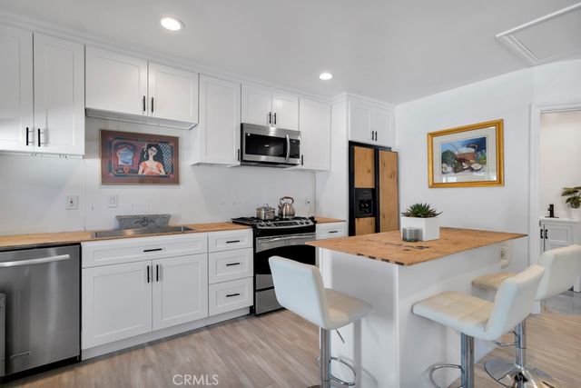 6954 Woodlake Avenue, West Hills, CA 91307
