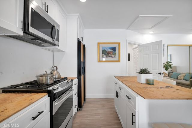 6954 Woodlake Avenue, West Hills, CA 91307
