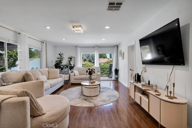 6954 Woodlake Avenue, West Hills, CA 91307