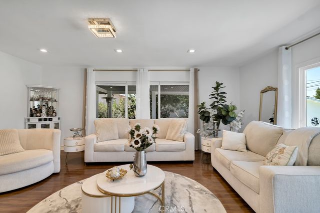 6954 Woodlake Avenue, West Hills, CA 91307