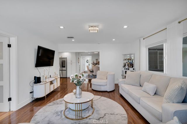 6954 Woodlake Avenue, West Hills, CA 91307