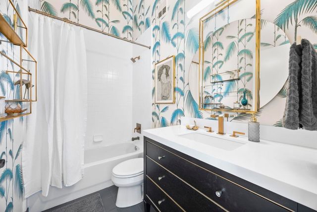 1007 41st St 334, Oakland, CA 94608