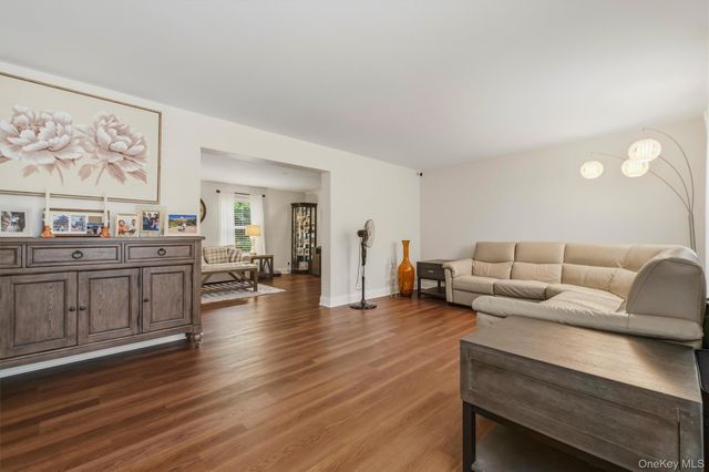 5 Marie Court, Poughkeepsie, NY 12601