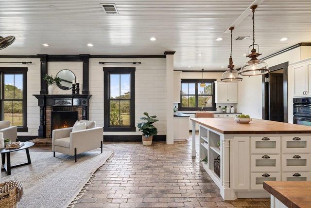 167 Vincas Shadow CT, Driftwood, TX 78619