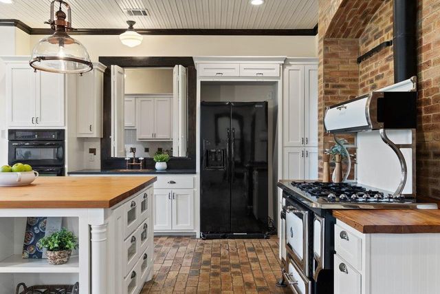 167 Vincas Shadow CT, Driftwood, TX 78619