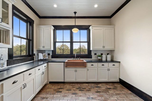 167 Vincas Shadow CT, Driftwood, TX 78619