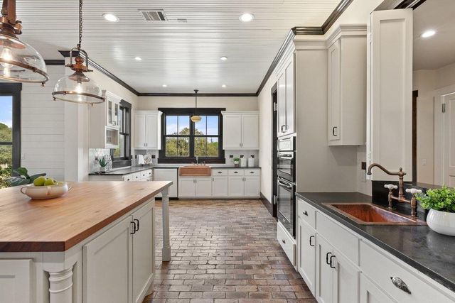 167 Vincas Shadow CT, Driftwood, TX 78619