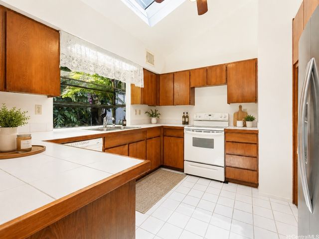 1593 Kalaniuka Circle 84, Honolulu, HI 96821