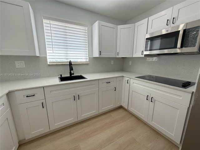 3252 W 70th St 202, Hialeah, FL 33018