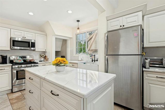 181 Selvage Avenue, Teaneck, NJ 07666