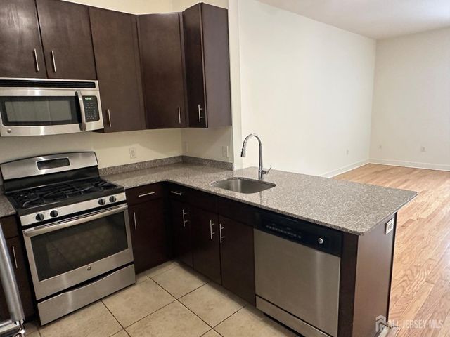 101 Roosevelt Avenue 202, Carteret, NJ 07008