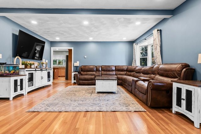 64 Vine St, Saugus, MA 01906