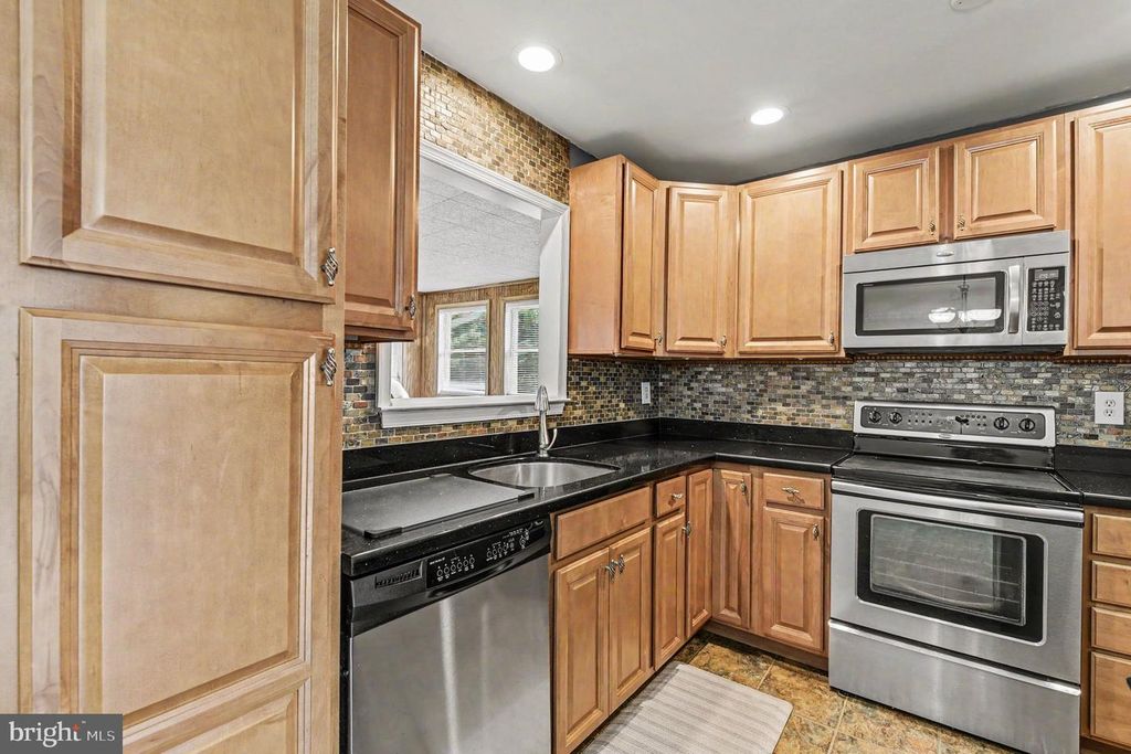 Image 10 of property listing at 218 VIRGINIA AVE, Pasadena, MD 21122
