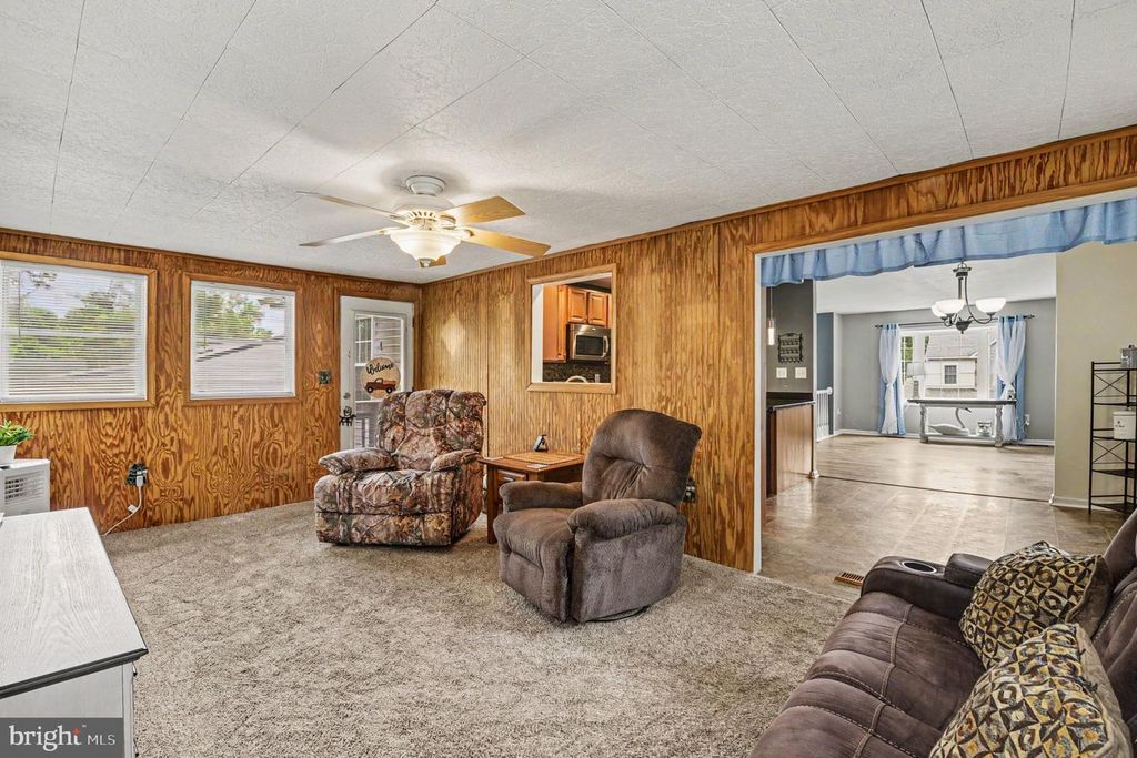 Image 12 of property listing at 218 VIRGINIA AVE, Pasadena, MD 21122
