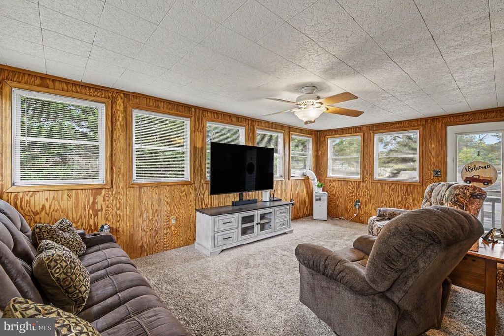 Image 13 of property listing at 218 VIRGINIA AVE, Pasadena, MD 21122