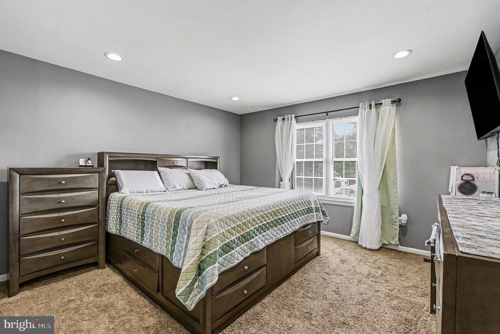 Image 14 of property listing at 218 VIRGINIA AVE, Pasadena, MD 21122