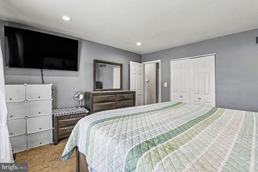 Image 15 of property listing at 218 VIRGINIA AVE, Pasadena, MD 21122
